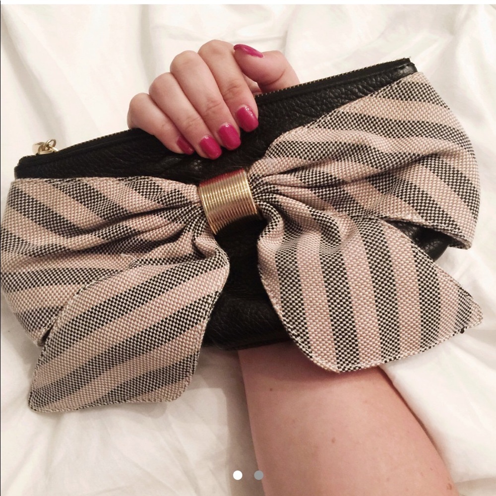 Bow clutch gray leather